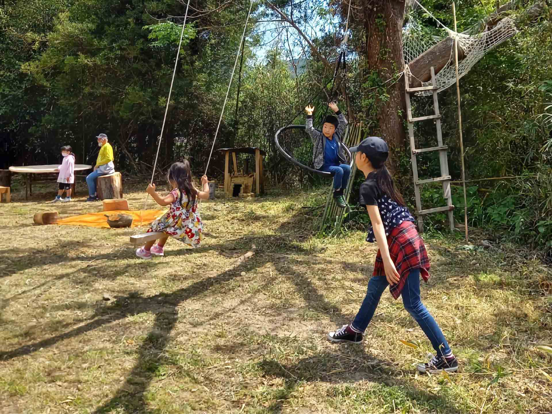 学び舎ヒノワで自然の中を遊ぶ子どもたち
